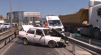 Bakırköy'de araç bariyerlere ok gibi saplandı: 2 yaralı