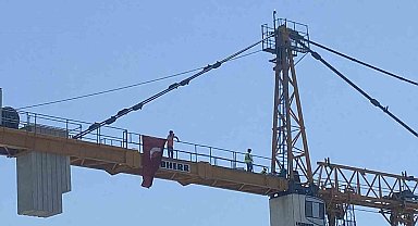 Bakırköy'de metro inşaatında paralarını alamayan işçiler kuleye çıkıp eylem yaptı