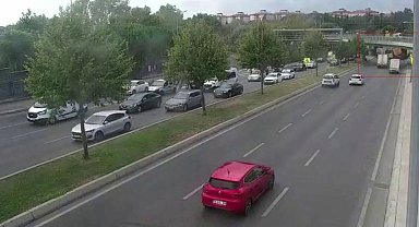 Bakırköy'de tırın İETT otobüsünün üzerine devrildiği anlar kamerada