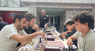 Bakırköy'de Zafer Kupası Satranç Turnuvası'na katılan yarışmacılar kıyasıya mücadele etti