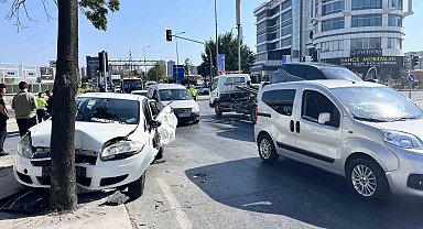 Başakşehir'de iki aracın karıştığı kazada 1'i ağır 4 kişi yaralandı