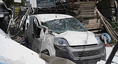 Başakşehir'de kontrolden çıkan kamyonet dehşet saçtı: 2 yaralı