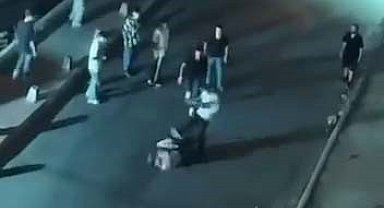 Başakşehir'de sokak ortasında yere yatırdığı arkadaşını böyle tekmeledi