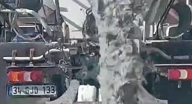 Beton mikseri yola beton ve pis su dökerek ilerledi, bir sürücü isyan etti