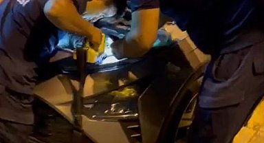 Beylikdüzü'nde itfaiye ekiplerinden araca sıkışan kediyi kurtarma operasyonu