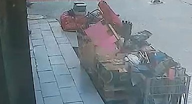 Beylikdüzü'nde kaldırımda oturan çocuklara araç çarptı: 1'i ağır 3 çocuk yaralandı