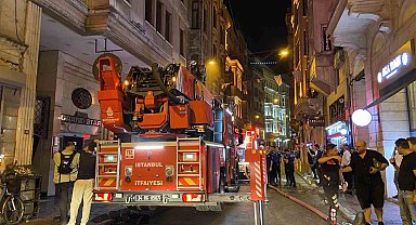 Beyoğlu'nda 9 katlı otelin bodrum katında korkutan yangın