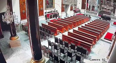 Beyoğlu'nda bir kiliseden hırsızlık kamerada