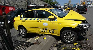 Beyoğlu'nda freni patlayan taksi refüje çıkarak durabildi