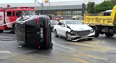Beyoğlu'nda kaza yapan araç takla attı