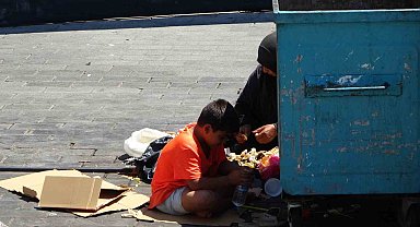 Beyoğlu'nda turistlerden aldığı parayı döviz bürosunda bozduran dilenci yakalandı