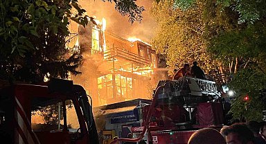 Büyükada'da 2 katlı ahşap bina alev alev yandı