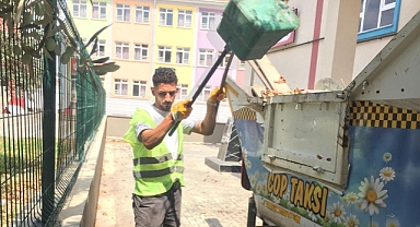 Edremit Belediyesi, Yeni Eğitim Yılı Öncesi Okul Bahçelerinde Temizlik Çalışmaları Yapıyor