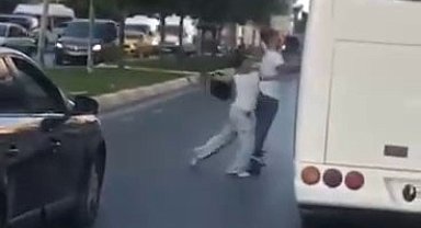Esenyurt'ta motosikletli bir çift kendilerini sıkıştıran servis aracına kaskla saldırdı
