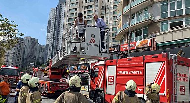 Esenyurt'ta yangında can pazarı: Camlarda kurtarılmayı beklediler