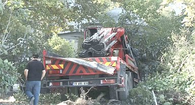 Freni boşalan vinç, otomobile çarpıp cami avlusuna uçtu: 1 yaralı