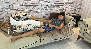 Futbolcu olma hayali kuran 10 yaşındaki çocuk köpeklerden kaçarken bacağını kırdı