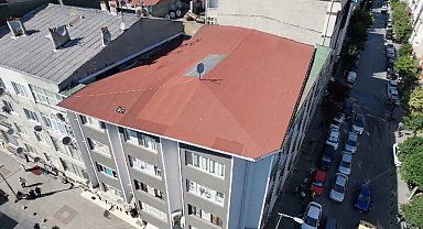 Gaziosmanpaşa'da 4 katlı binanın çatısı tadilat esnasında kaydı: Kopan parçalar sokağa savruldu
