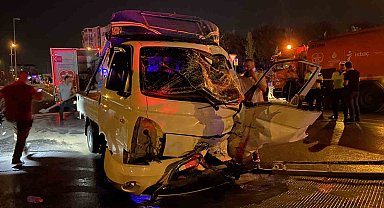 Gaziosmanpaşa'da başlayan polis kovalamacası Küçükçekmece'de kazayla bitti: 1'i ağır 5 yaralı