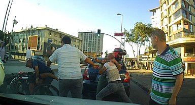 Gaziosmanpaşa'da otomobil ve bisiklet sürücüsünün yol kavgası