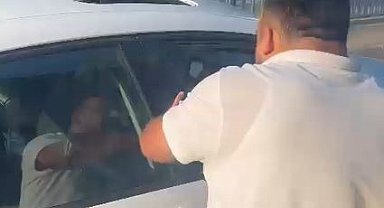 İETT şoförü araçtan inip tartıştığı sürücüye yumruk salladı, o anlar kamerada