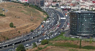 İstanbul'da iki metrobüs yol bakım çalışması nedeniyle çarpıştı