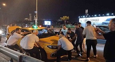Kadıköy'de makas atan otomobil ticari taksiye çarptı: 1 yaralı