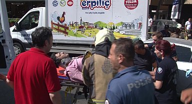 Kadıköy'de otomobil tavuk yüklü kamyonete çarptı: 1 yaralı