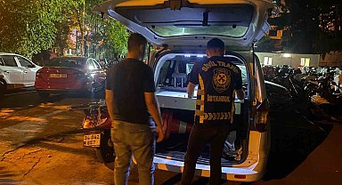 Kaldırımda motosiklet kullanan ehliyetsiz sürücüye ve araç sahibine ceza yağdı