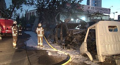 Kartal'da park halindeki iki araç alev alev yandı