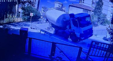 Kartal'da virajı alamayan beton mikseri yan yattı: 2 yaralı