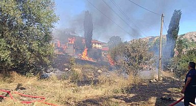 Kızılcahamam'da ahşap bina ve samanlık yandı