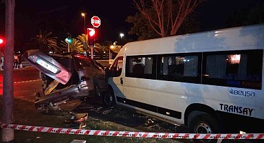 Kontrolden çıkan otomobil, trafik ışıklarında bekleyen öğrenci servisine çarptı: 2 yaralı