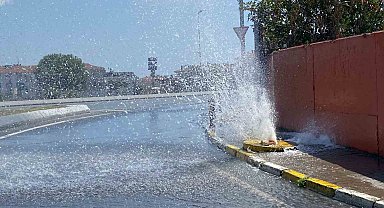 Küçükçekmece'de ana su borusu patladı, tonlarca su boşa aktı