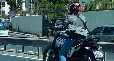 Küçükçekmece'de motosikletle tehlikeli yolculuk kamerada
