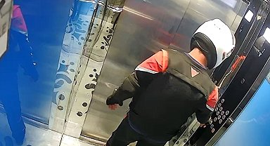 Kurye tuvaletini yaptığı asansörde mahsur kaldı