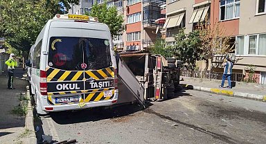 Maltepe'de süt yüklü kamyonet devrildi: 2 yaralı