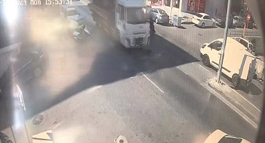 Maltepe'de yolun karşısına geçmeye çalışan çocuğa vinç aracı çarptı, o anlar kamerada