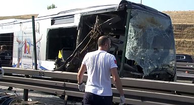 Metrobüs bariyerlere çarptı, 2 kişi metrobüs altında kaldı