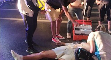 Motosiklet kazası yapan çiftin yardımına yoldan geçen sağlık ekipleri koştu