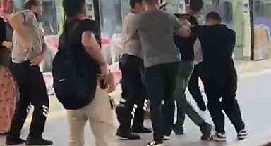 Pendik Marmaray'da 2 grup arasındaki kavga kamerada