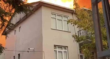 Pendik'te 3 katlı binanın çatısında yangın