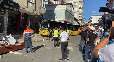 Pendik'te bina kolonuna çarpan İETT otobüsü kaza yerinden kaldırıldı