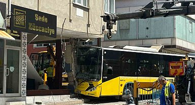 Pendik'te İETT otobüsünün çarptığı binada güçlendirme çalışmaları devam ediyor