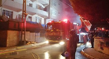 Pendik'te iki binanın çatısı alevlere teslim oldu