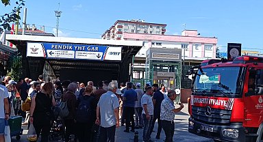 Pendik'te Marmaray durağında yangın çıktı, alt geçit önünde kalabalık oluştu
