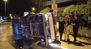 Pendik'te sebze yüklü kamyon devrildi: 2 yaralı