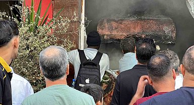 Restoranda yangın çıktı: Yoldan geçen Afrikalı vatandaş hortumla müdahale etti