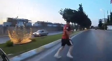 Sancaktepe'de motosikletlinin yaptığı kaza, motosikletin kamerasına yansıdı