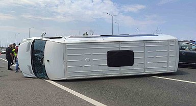 Servis minibüsü devrildi, sürücü kazayı yara almadan atlattı